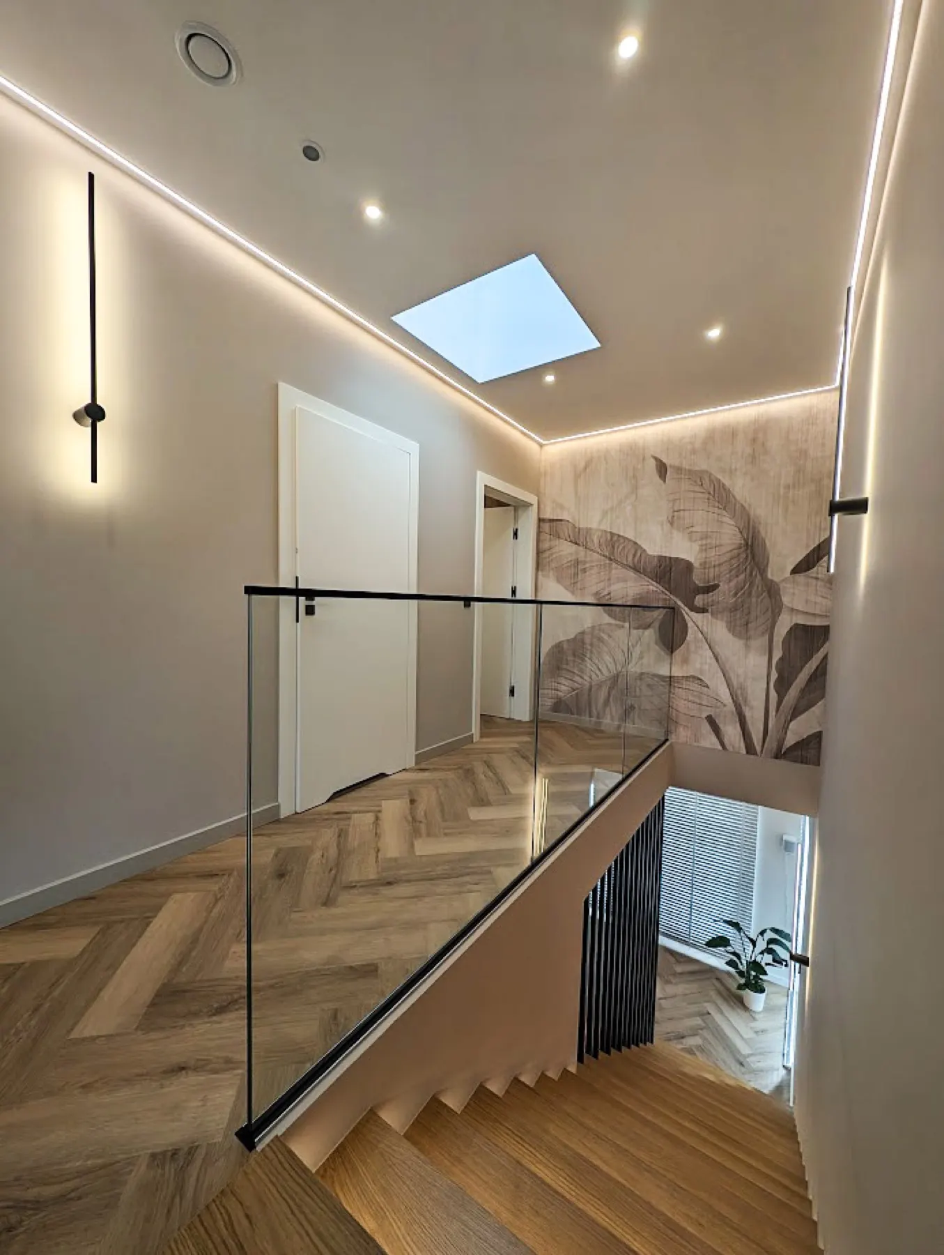 Klatka schodowa z balustradą szklaną i doświetleniem